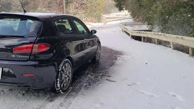 【雪の茨木台ニュータウン】大雪対策の新兵器「布チェーン」